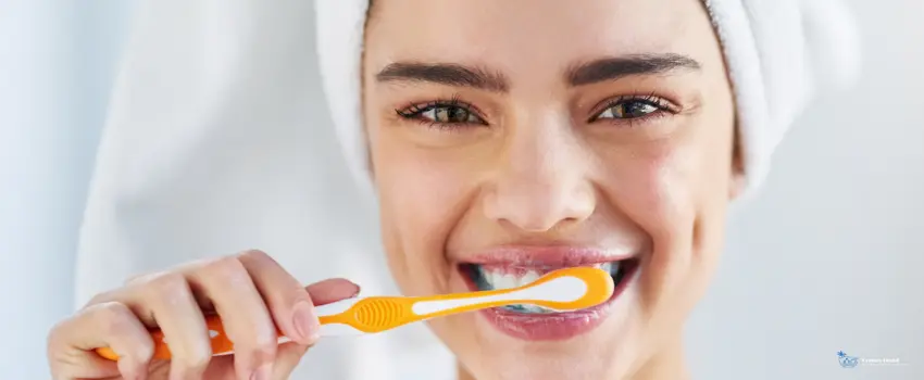 CD-A woman brushing her teeth